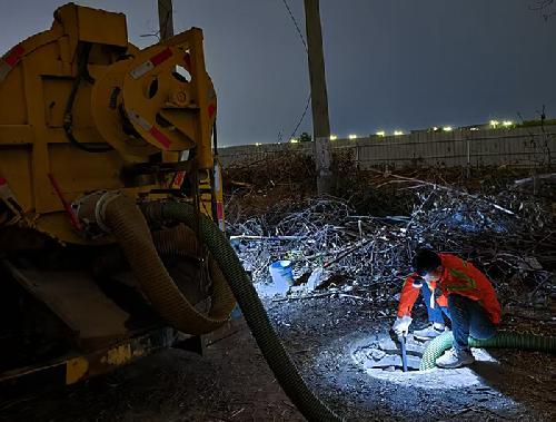 晚上汽車吸污工作